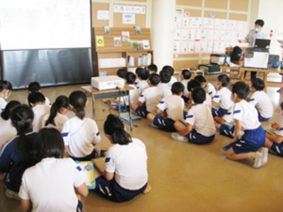 OKI、福島市立松川小学校で「リモート工場見学」を実施