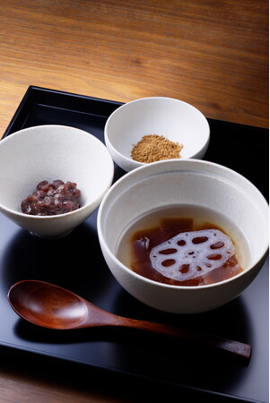 蓮根への想いを込めて、たどり着いた一皿。京都・和久傳の堺町店で味わう「れんこん餅」