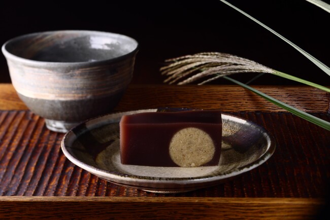 【紫野和久傳】秋限定の栗菓子二品を発売 ― 栗きんとん入り羊羹『月あかり』と、『蓮もち 栗餡』 ―2025年9月～2026年2月28日