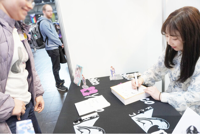 プレスリリース「約31万人動員の欧州最大級「ライプツィヒ・ブックフェア 2026」にて、漫画家・嶋永ののサイン会が盛況-欧州市場でのIP展開に手応え」のイメージ画像