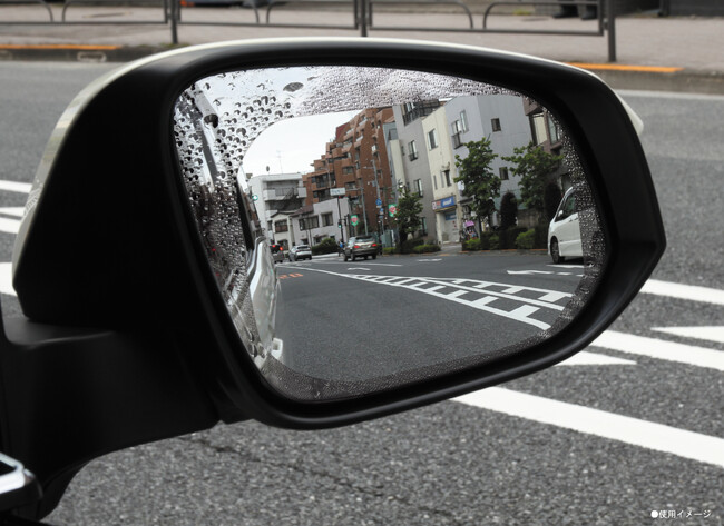 台風や秋雨対策に。雨がつかないサイドミラーフィルムに、大型サイズと車種専用モデルが登場
