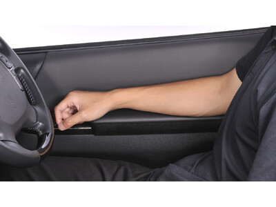 エブリイなど、商用車向けに専用アームレスト発売。ハイエース用荷室収納ラックとともに快適性・積載性向上を提案