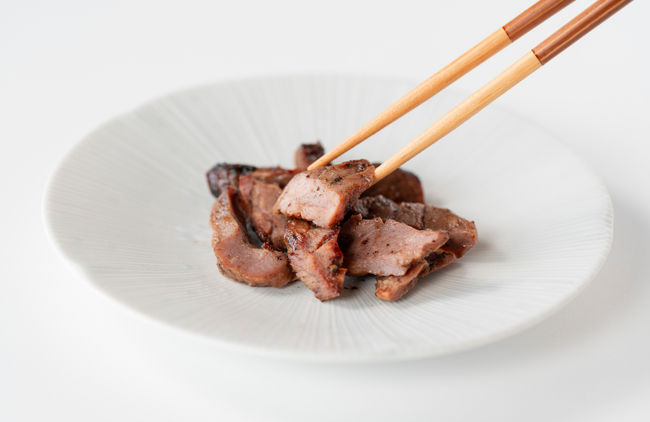 【新商品】自然解凍で“焼きたて”の香ばしさを再現。職人仕上げの「焼きたて陣中牛タン」、11/16（日）発売開始