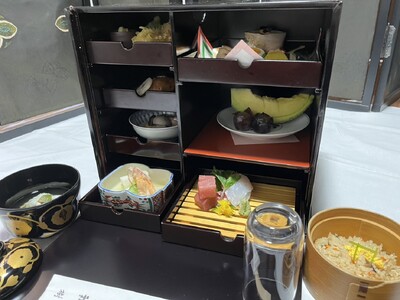 京都の老舗仕出し料理店「瓢樹」では、懐かしい名称「通い味箱膳」を復活させました。