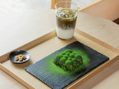 抹茶・日本茶専門カフェ「ROKUSAI -鹿柴-」日本遺産「福井・勝山石がたり」とのコラボレーション新スイーツ「苔石ティラミス」を発売開始