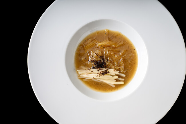 中国料理の巨匠から受け継いだ創作中華を提供するエグゼクティブ御用達の美食レストラン「銀座 Rouge」が10/9（木）より「開業１周年記念コース」の予約を開始