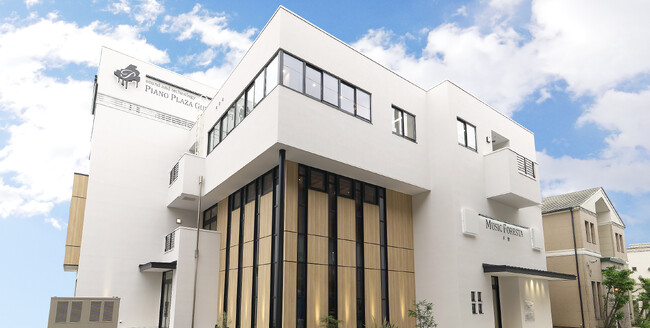 群馬県初のピアノアウトレット館が高崎市問屋町に誕生!! 常時50台以上の様々なピアノを展示!!ピアノ購入時にはまずはココから!!