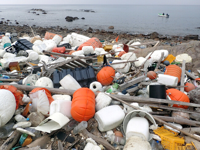対馬の海岸に大量に漂着した漁網・プラごみを回収へ　海洋ごみの大規模回収に向けたクラウドファンディング実施中