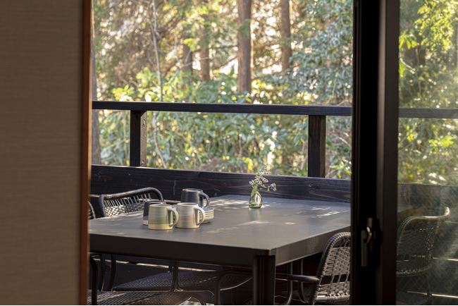 五感を呼び覚ます箱根の隠れ家「SHIKI -HAKONE-」×「KINTO」：建築美と調和するテーブルウェアが、滞在を「五感で味わう」体験へと深化させる