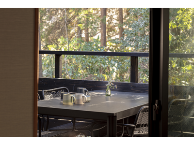 五感を呼び覚ます箱根の隠れ家「SHIKI -HAKONE-」×「KINTO」：建築美と調和するテーブルウ...