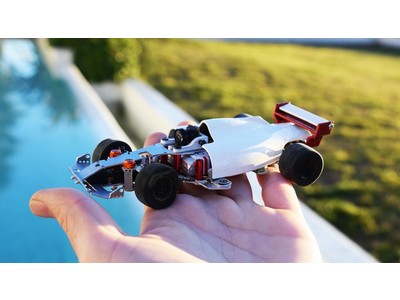  カメラ搭載、スマホで操作！　最小のミニレーシングカー「マイクロツーリズモ」Kickstarterで目標金額１０００％を超えて疾走中!! 