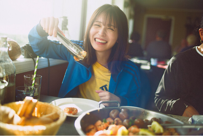 プレスリリース「長濱ねる、セカンド写真集より先行解禁第8弾！アイスランドの伝統料理を前に、食いしんぼうスマイル！」のイメージ画像