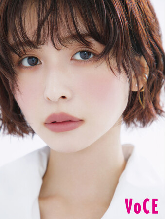 VOCE10月号「求肥マットを頰に、唇に。」で、長濱ねるさんが旬の秋メイクを披露！