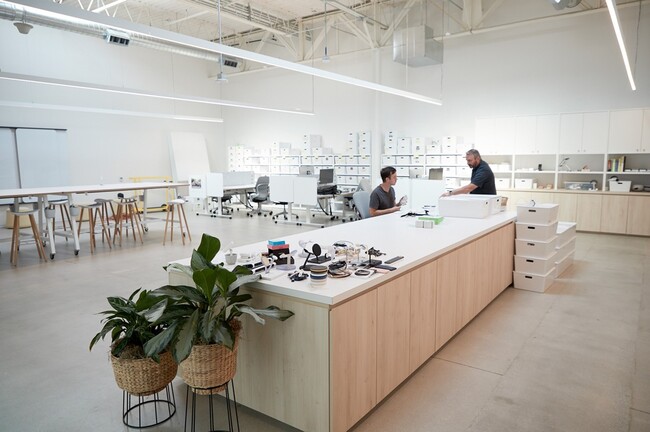 yj[X[XzBelkin ́AЉӔC鐻i݌v𓱓邱ƂŁA40Nɂ킽ƊE[hĂ܂