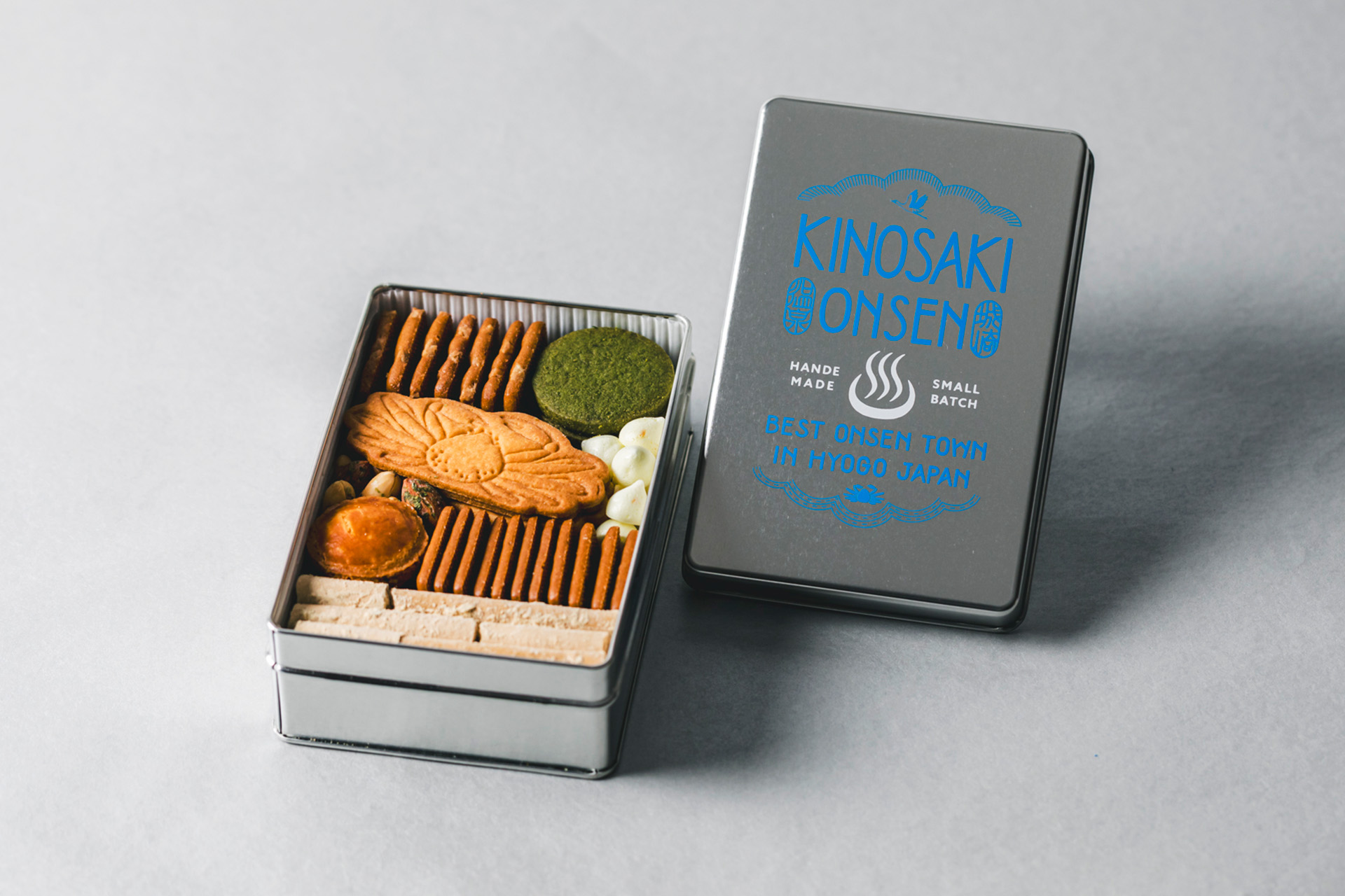 「城崎温泉クッキー缶」新発売。城崎温泉らしさを表現し、ていねいに手づくりした8種のクッキー。てぬぐいに包めばより特別なおみやげに。Kinosaki TOKIWA GARDENにて販売開始