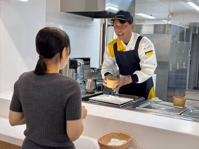 社長考案の「社長特製手作りカレー」を内定者に提供