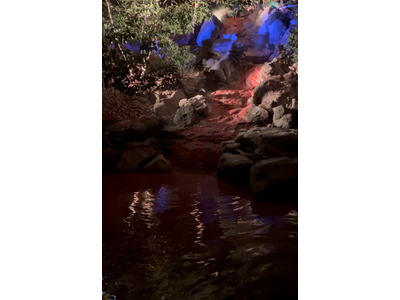 昼と夜で、まるで別の場所になる