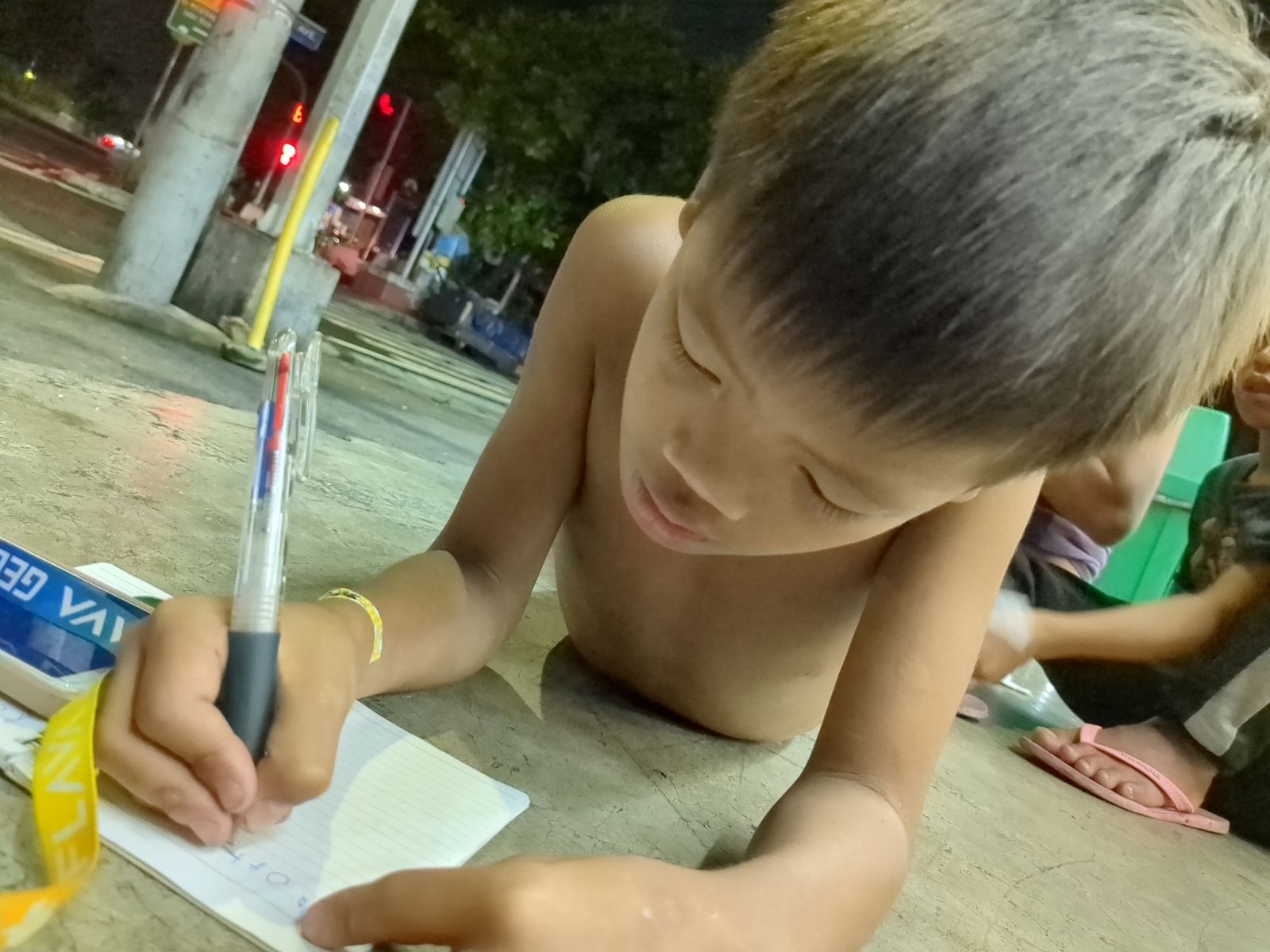 路上から教室へ！ えんぴつ１本を理由に学びを諦めるフィリピンの子どもたちの進級を後押し。―６月１日は「国際子どもの日」―