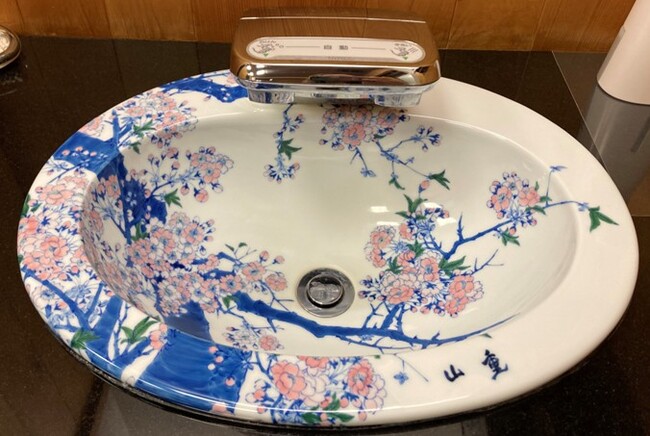 トイレの日｜老舗日本料理店が誇る「有田焼のトイレ」を観光客向けに限定公開