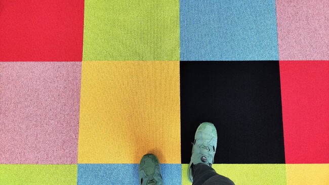 光吸収率99.7%、「黒すぎる絨毯」販売開始。踏める、洗える、超低反射カーペット「黒色無双・絨」が誕生。