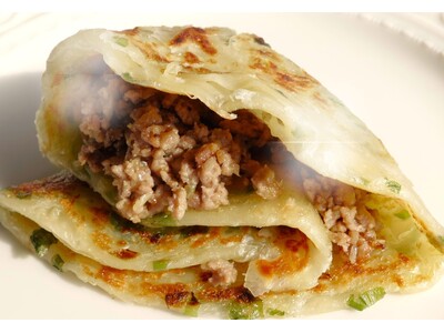 横浜中華街のメインゲート「善隣門」門前横濱東風軒から、「葱肉巻餅（ねぎにくまきもち）」販売開始。