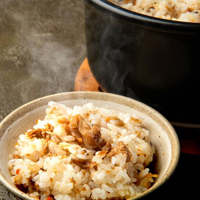 大分県のソウルフード「りゅうきゅう」を製造販売する絆屋が、クロダイを使ったりゅうきゅう味仕立てのまぜ飯の素『殿様くろ鯛まぜ飯の素』を2月より新発売