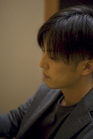 プレスリリース「池坊専宗氏の写真と日本の伝統文化、いけばなの粋である立花(りっか)のコラボレーション。華道家元池坊麻布橘会支所 2026年お正月装飾「はざま、生」を公開。」のイメージ画像