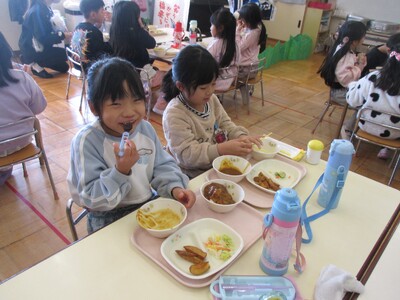 【加須市】食べると思わずニッコリ(^▽^)/「笑うかぞには福来る」ロゴマーク入りコロッケも初登場！加須市民の日給食を実施します