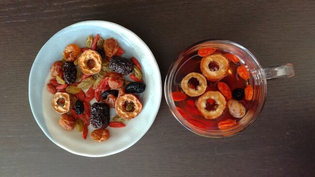 フェムケア発想の薬膳茶！ 女性のゆらぎ「なんとなく不調」に。“素材を噛んで全部食べる”新感覚「食べる薬膳茶」がリニューアル