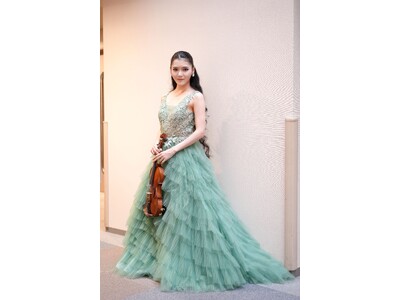 ヴァイオリニスト・服部百音が「ニューイヤー・ガラ2026」でロサ・クララ M コレクションを着用