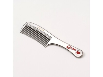 広島の自動車部品メーカーの技術が“勝ち”を呼び込む！？広島東洋カープとコラボしたヘアコーム「勝ちグシ」を数量限定発売。