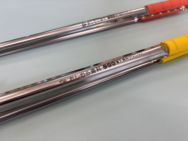 歯科医院が「ごみ拾いトング」を寄付