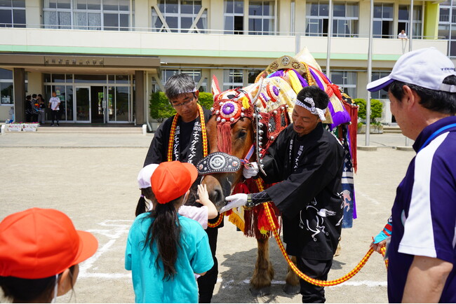 90年以上の歴史がある「チャグチャグ馬コ前祝祭」を岩手・矢巾町で6月8日に開催。装束馬が各施設を訪問、ミニパレードも実施