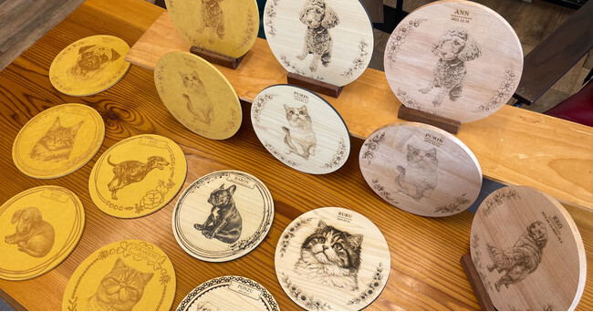 写真の中の“大切な存在”を、触れられる木の作品へ。AIとレーザー彫刻で