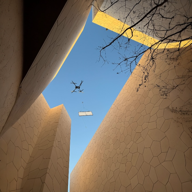 大阪万博、空を舞う太陽光パネル。EUREKAが大型ドローンによる「空中回収」で建設業界の常識を打破