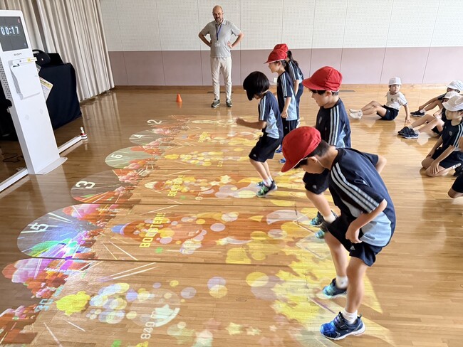 【関西の小学校 初導入】カラダと脳を同時に鍛える、最先端AR運動システム「DIDIM(ディディム)」を導入