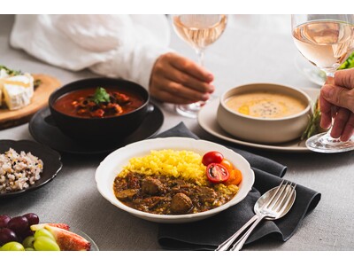 パッケージに多様な背景をもつクリエイターの作品を起用したレトルトカレーを新発売