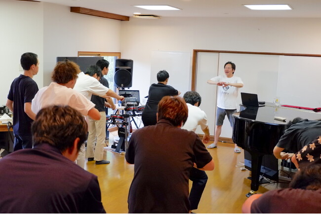 熱海でスキルアップ合宿、伊豆山神社参道沿いの宿「123MUSIC」に泊まって学ぶ「ボイトレ付きワーケーション宿泊プラン」登場