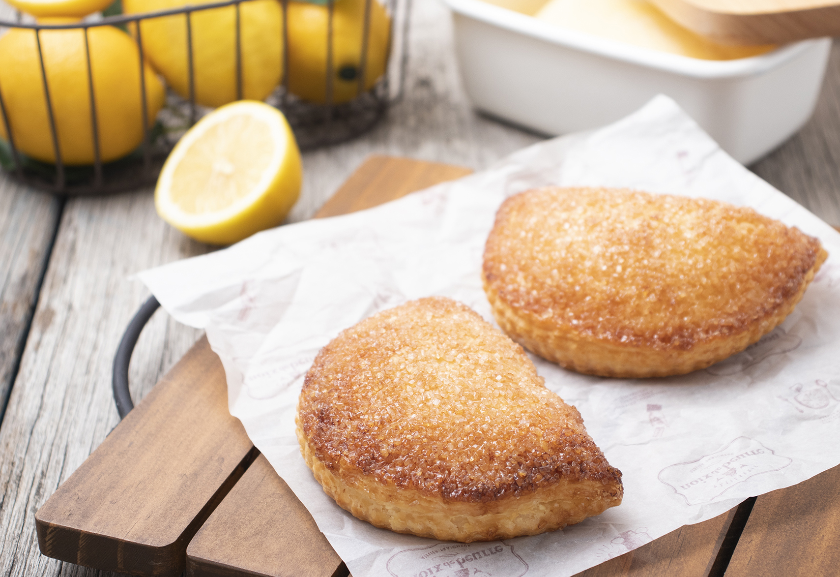 “焼きたてフィナンシェ”が代表商品の「ノワ・ドゥ・ブール」は、夏にぴったりな、甘酸っぱいレモンの酸味が楽しめる『レモンのパイ』を期間限定で販売いたします。