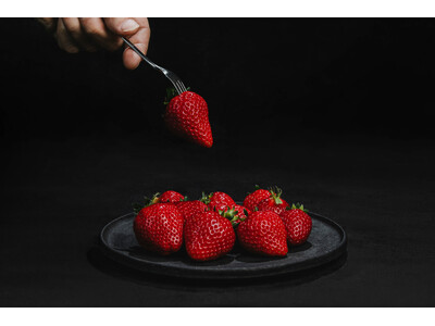 ひと粒で、記憶に残る甘さ。大正5年創業の肥料屋が辿り着いた「完熟いちご」の味わい。