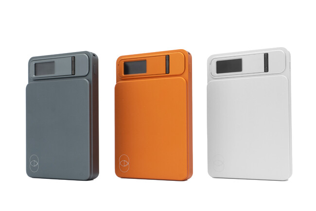 �y1��31�����Makuake�ɂĐ�s�̔��z���΃��X�N��}�����u���ő̃o�b�e���[�v�B�A���~�{�f�B�Ŏc�ʂ̏o��f�B�X�v���C���ځyElement Metal Power Bank 8000�z