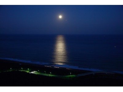 雄大な太平洋に30分間だけ現れる奇跡の絶景　宮崎・シーガイアの「月の道」　