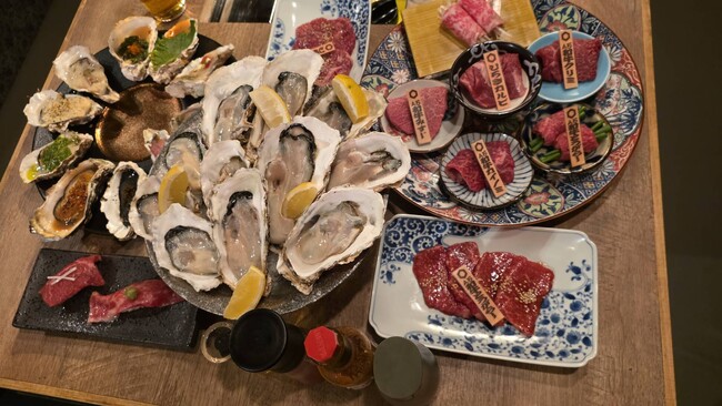 【大宮駅西口】焼肉×牡蠣の新体験！「焼肉ひろ喜」「牡蠣酒場喜ウラ」が相互利用可能に ～和牛6種食べ比べと焼牡蠣10種盛り合わせを一度に堪能～