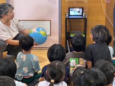 園児が思わず立ち止まる“地球”、草津市のこども園に登場