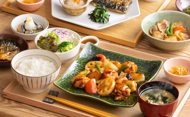 定食をもっと楽しもう！豊富な小鉢でさらに美味しくバランスよく。４月１日（火）から新メニュー登場！