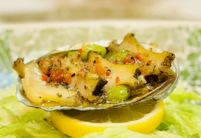 ミシュラン一つ星・現役リッツカールトンシェフ 村島輝樹氏 監修。「ごちそう本舗」から、おせち技術で仕上げた『活鮑（あわび）のマリニエール風』を新発売。