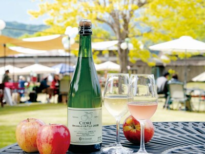 大自然の中でシードル片手にキャンバスに向かう。St.CousairとSAKE ARTが初めてのコラボ、長...