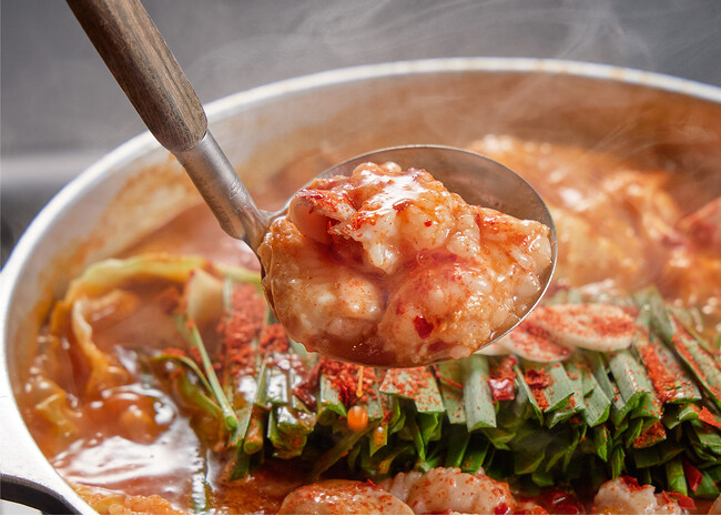 “夏に敬遠されるもつ鍋”の常識を覆す！博多名物×旨辛麻辣の新提案「博多RED 麻辣もつ炊き餃子」「旨辛もつ鍋」博多もつ鍋やまや 夏季限定メニューを6/1（月）より提供開始！