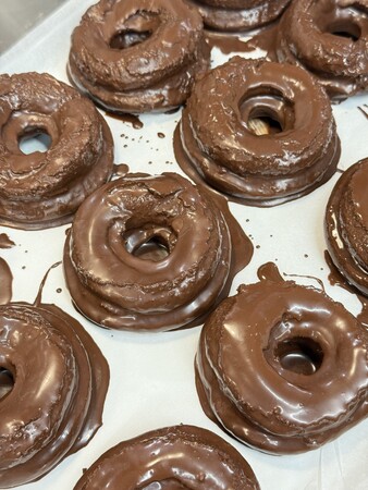 葉山の「たぶん...世界一小さいチョコレート工場」がテレビ取材ぶらり途中下車の旅 2/14放送｜林家たい平 さん来店、バレンタインフェア＆体験WSも開催