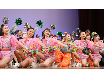 �y���m�E�k���É��z�����300���́u���m�L�b�Y�X�N�[���v���Љ�v���̋��_�ƂȂ�V�X�^�W�I��4��3���J�Z�B�x�r�[����V�j�A�܂Ő���𒴂����n��𗬂������B